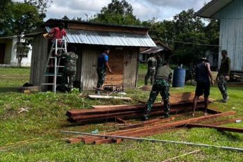 Prajurit Satgas Yonif 511/DY membangun fasilitas umum untuk jemaat Gereja Dabra