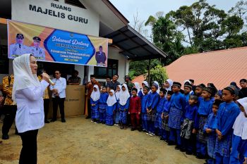 Pemkab Natuna salurkan TV pintar ke sekolah di perbatasan