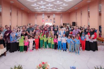 Ratusan anak PAUD di Kapuas antusias ikuti lomba mewarnai celemek ibu