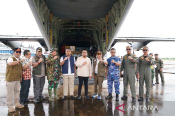 Bantuan darurat instruksi Prabowo tiba di Bandara Minangkabau