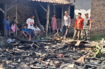 Polisi Serang evakuasi lansia sebatang kara korban kebakaran