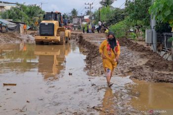 Belasan alat berat Kementerian PU atasi jalan putus akibat bencana di Pidie Jaya Aceh