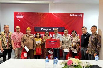 Telkomsel salurkan bantuan sembako untuk Veteran di Kupang