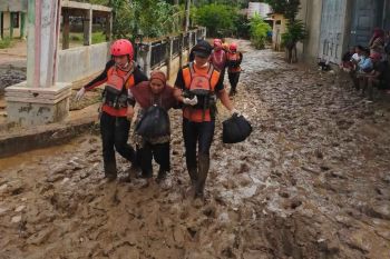 Tim Basarnas evakuasi pelajar dan guru terjebak banjir dua hari di Pidie Jaya