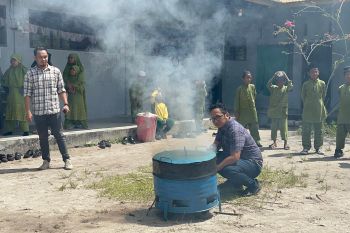 Dosen-mahasiswa UMPR ajarkan pembuatan tungku roket atasi polusi asap