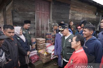 Bupati Solok salurkan bantuan ke warga terdampak bencana banjir