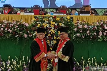 Adies Kadir  dikukuhkan menjadi profesor kehormatan bidang hukum Unissula