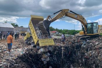 Karantina NTT memusnahkan satu kontainer telur seberat 9.400 kilogram