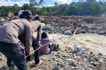 Polda Sumbar dirikan jembatan darurat permudah bantuan ke Salareh Aia, Agam (Video)