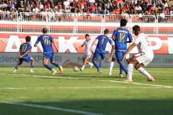 Arema FC puas tahan imbang Malut United 1-1