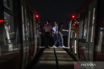Kesiapsiagaan petugas saat simulasi tanggap darurat LRT Jabodetabek
