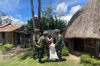 Prajurit Satgas Yonif 521/DY bagi bahan pokok warga Bolakme Jayawijaya