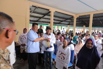 Gubernur Babel bagikan ratusan sembako kepada warga Dusun Pelepak Pute