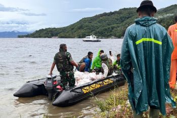 Pemkab Solok salurkan bantuan ke korban banjir dengan perahu