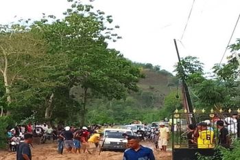 Viral!! Jalan lintas Sape-Bima di penuhi lumpur