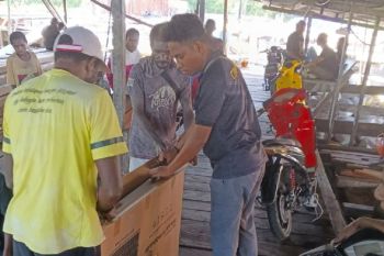 Polres Asmat membantu tingkatkan penerangan warga Kampung Yepem lewat solar sel
