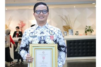 Bupati Tana Tidung Terima Anugerah Dwija Praja Nugraha dari PGRI