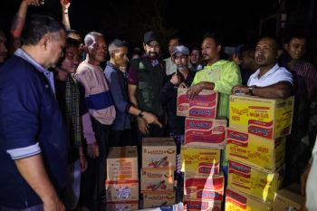 Mualem salurkan 10 ton beras ke dapur umum pengungsi di lintasan nasional Aceh Utara