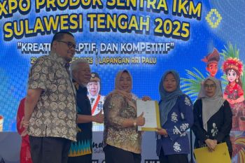 Kemenkum Sulteng serahkan sertifikat merek kepada pelaku IKM