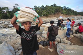 Sumatra floods: BNPB team clears 40 km of Tarutung-Sibolga road