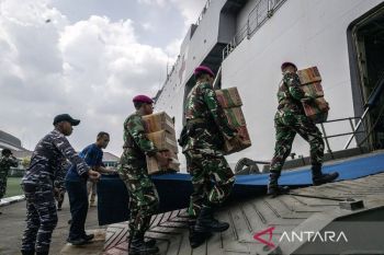 Respons cepat bencana, KRI rumah sakit TNI AL menuju Sumatera