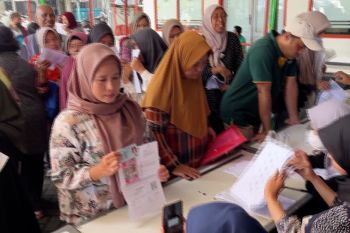 PT Pos Malang salurkan BLTS Kesra, petugas datangi warga yang sakit