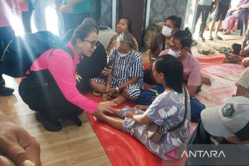 Ketum Bhayangkari temui masyarakat korban bencana di Tapteng