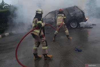 Toyota Innova Zenix hibrid hangus terbakar di Tangerang Senin sore