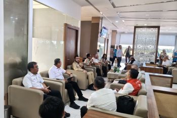 Mendarat di Padang, Dony Oskaria langsung rapat dengan Dirut BUMN, bahas bantuan banjir