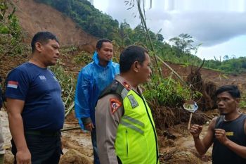 Tim gabungan Pemkab Pasaman Barat terus cari korban tertimbun longsor