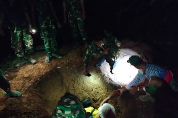 TNI AD bantu pemakaman korban banjir bandang di Salerah Aia Agam