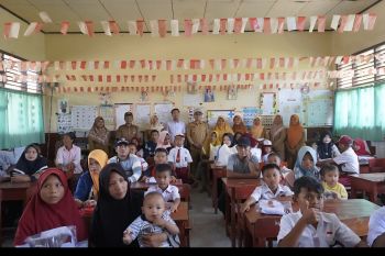 Tol Bakter-Pemkab Lampung Selatan berikan bantuan paket seragam SD