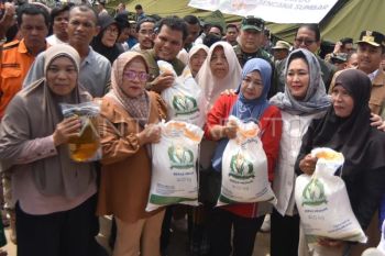 Penyaluran bantuan Bulog untuk korban bencana Sumbar
