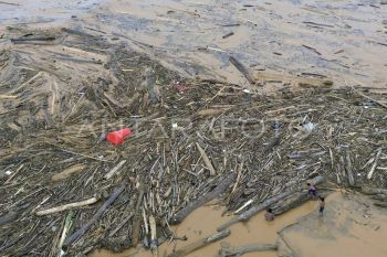 Sampah kayu gelondongan pascabanjir bandang