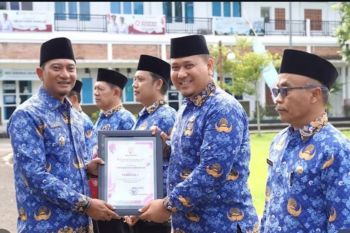 Bupati Pacitan beri penghargaan ratusan PNS pada HUT 54 KORPRI