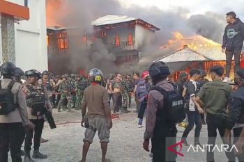Prajurit Kodim 1702 Jayawijaya bantu padamkan kebakaran pastori Gereja El-Shaday