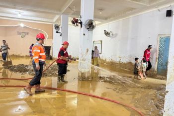 PT Semen Padang kerahkan mobil tangki untuk bersihkan masjid Istiqlal Binuang Pauh Limo pascabanjir