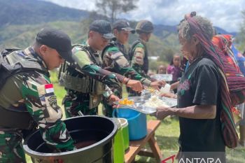 Prajurit Satgas Yonif 511 sediakan 200 paket MBG bagi warga Balingga
