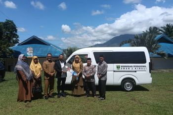 Anggota DPRD Provinsi Sumbar Ali Muda bantu satu unit mobil operasional SMA N 2 Kinali Pasbar (Video)