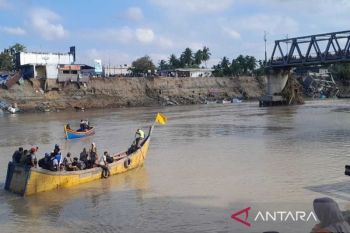 Update Bencana Aceh, ini tarif perahu di jembatan putus Kuta Blang