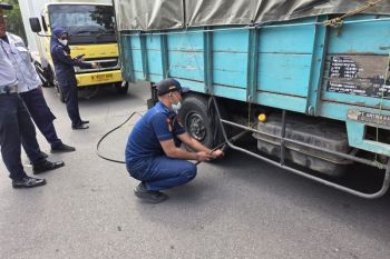 Pemkot Kediri uji emisi kendaraan roda empat dan roda enam