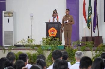 Gubernur Hasupa Hasundau bersama Mahasiswa IAKN Palangka Raya