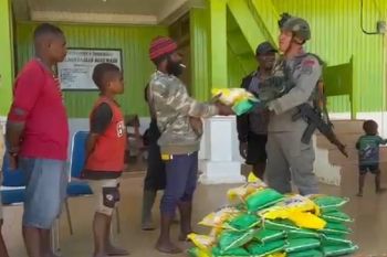 Satgas Cartenz dan Polres Paniai patroli humanis di Bibida Paniai