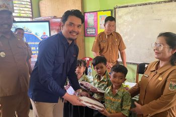 Tol Bakter bagikan paket seragam dan sembako di Lampung Tengah