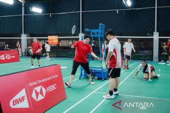 Liliyana Natsir berbagi ilmu bagi generasi muda dalam Badminton Clinic