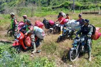 Prajurit TNI tembus daerah terisolir Aceh Tengah bawa bantuan korban bencana banjir