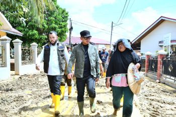 Wali Kota Fadly Amran dampingi Wamendagri tinjau lokasi banjir Padang