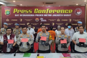 Polisi ringkus pasangan kekasih yang edarkan 19 kg sabu di Jakbar