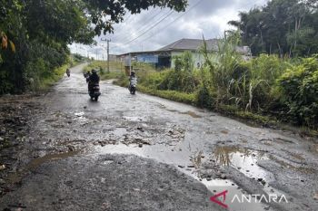 Jalan rusak di Tungkap-Batu Piring terkesan diabaikan pemerintah