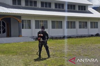 Prajurit Satgas Yonif 511 bersihkan Gereja Baptis Pirime jelang Natal